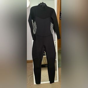Women’s cold water full body wetsuit w/ booties. Size Small.
